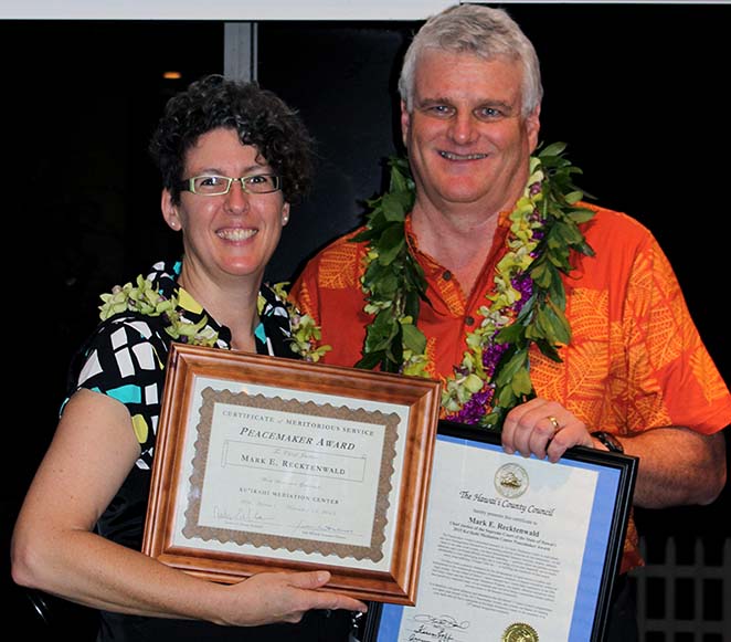 Julie Mitchell, Executive Director of Ku'ikahi Mediation Center, presenting Chief Justice Mark Recktenwald with the 'Peacemaker Award