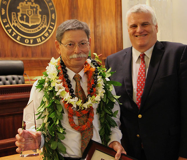  First Circuit Court Judge Richard Perkins accepts the 2015 Jurist of the Year award from Chief Justice Mark Recktenwald 