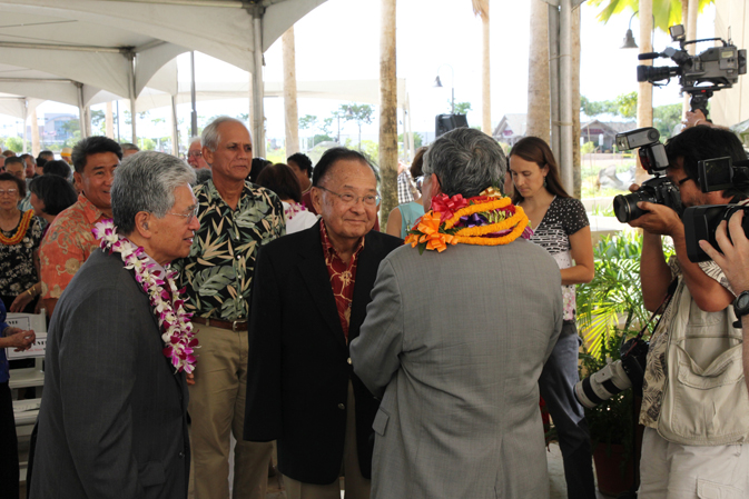 Chief Justice Moon speaks with Senatos Akaka and Inouye