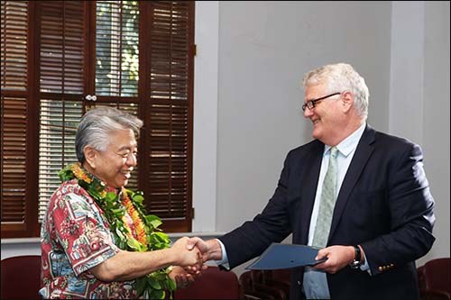 Photograph of Robert Chong and Chief Justice Mark E. Recktenwald.