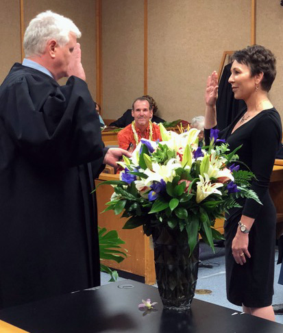 Photograph of Wendy M. DeWeese as Chief Justice Mark E. Recktenwald administrators the oath of office. She was sworn in as a District Family Court Judge.