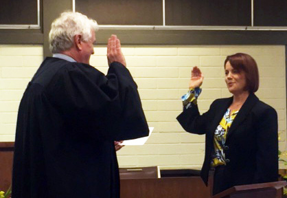 Photograph of Mahilani E.K. Hiatt being sworn in by Hawaii Chief Justice Mark E. Recktenwald, as judge of the District Family Court of the Third Circuit.