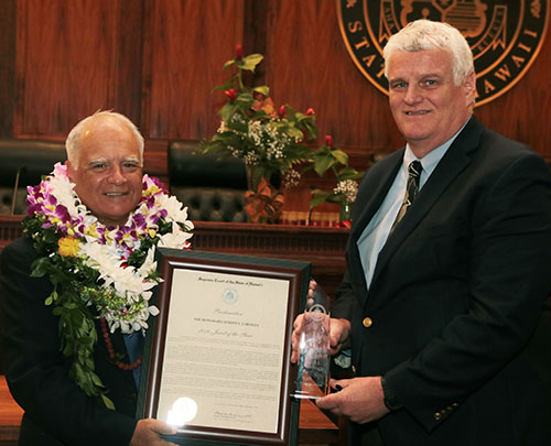 Maui Chief Judge Joseph Cardoza, left, accepts the 2018 Jurist of the Year Award from Chief Justice Mark. E. Recktenwald.