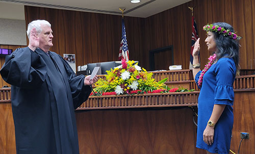 Image of Chief Justice Recktenwald as he swears in Annalisa Bernard Lee.