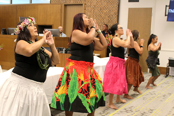 A line of five female hula dancers performing in a courtroom of the Keahuolῡ Corthouse in Kailua-Kona, Hawaiʻi, 05/06/2024.