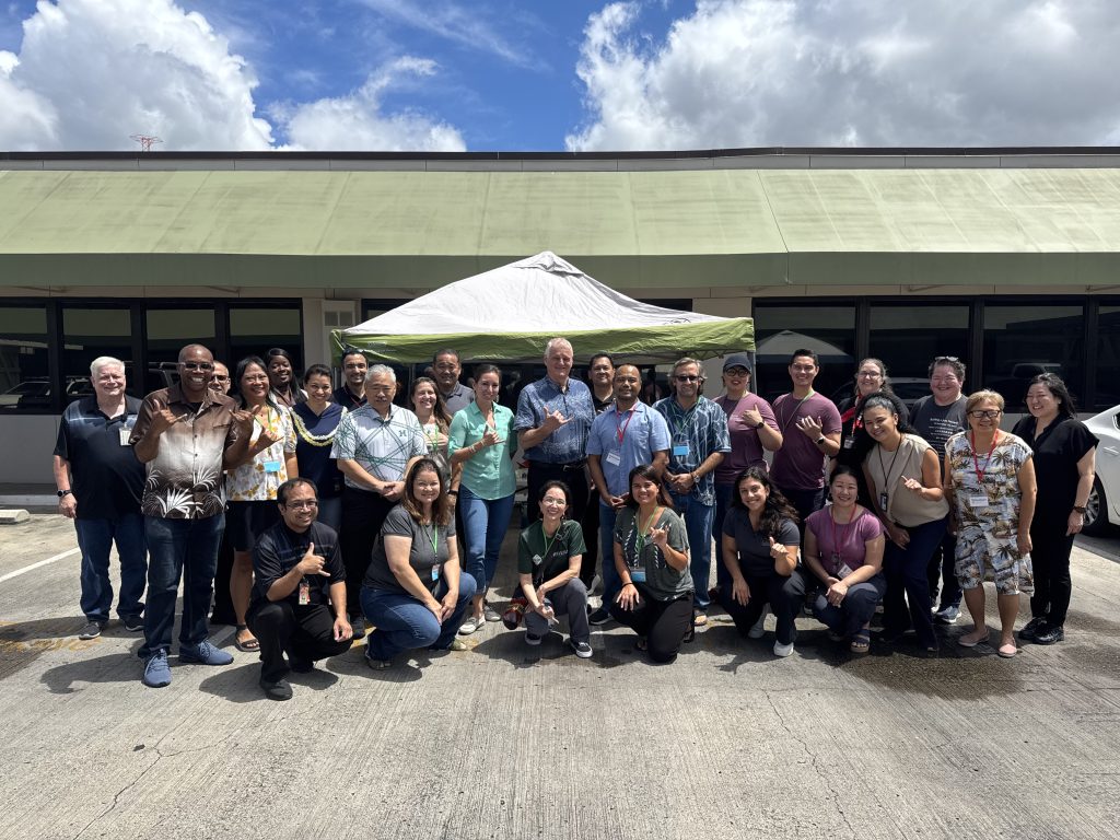 Chief Justice Mark E. Recktenwald visited the clinic to thank the attorneys, Judiciary employees, law students, and community partners who volunteered to staffed the expungement and bench warrant recall clinic on September 20 in Kapālama.