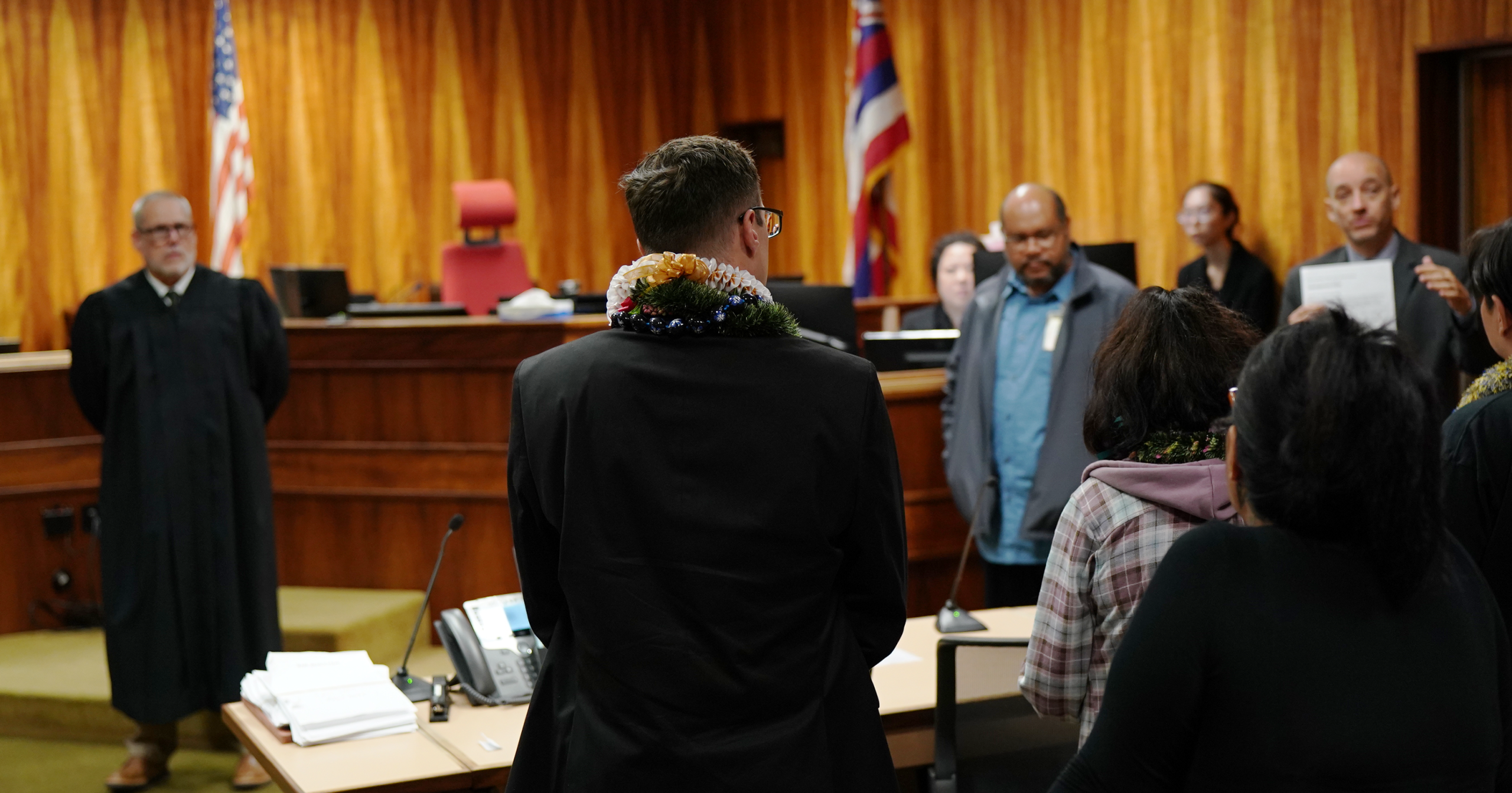 Circuit Court Judge Ronald Johnson (left), program graduates, and Oʻahu Post-Booking Jail Diversion Program team members attended a graduation ceremony at Kaʻahumanu Hale on March 18.